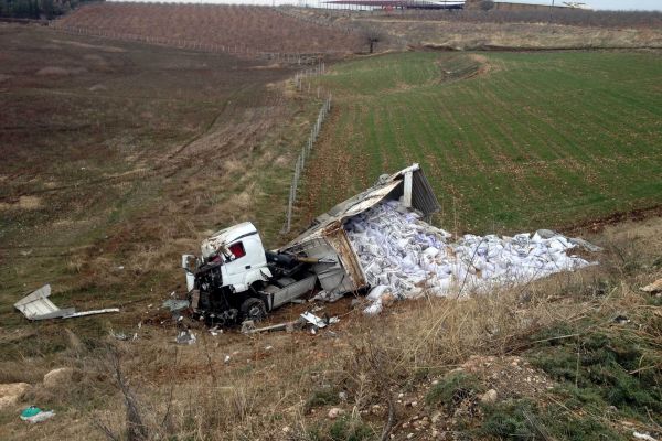 Adıyaman'da Yem Yüklü Tır Şarampole Uçtu