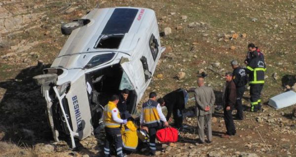 Adıyaman'da, Yolcu Minibüsü Dereye Uçtu: 5 Yaralı