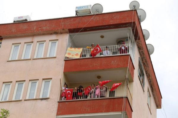 Adıyamanlı çocuklar 23 Nisan’ı evlerinde kutladı