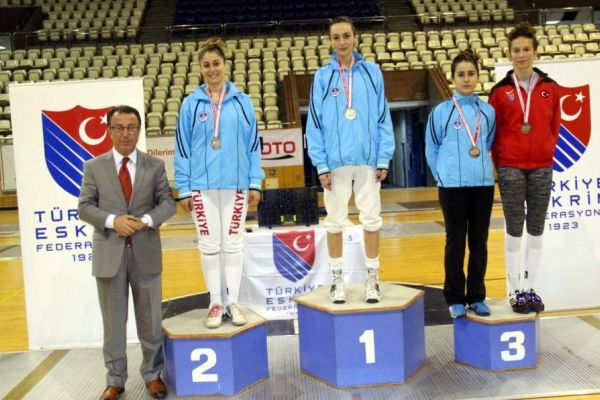 Adıyamanlı Eskrim Sporcuları Türkiye’ye Madalya Kazandırdı