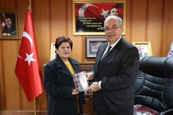 Adıyamanlı Şair Son Kitabını Başkan Kutlu’ya Takdim Etti