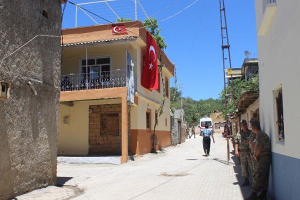 Adıyamanlı şehidin evine ve sokaklara Türk bayrakları asıldı