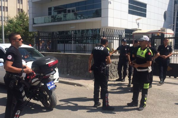 Adliye bahçesinde tekme tokat kavga: 2 yaralı 