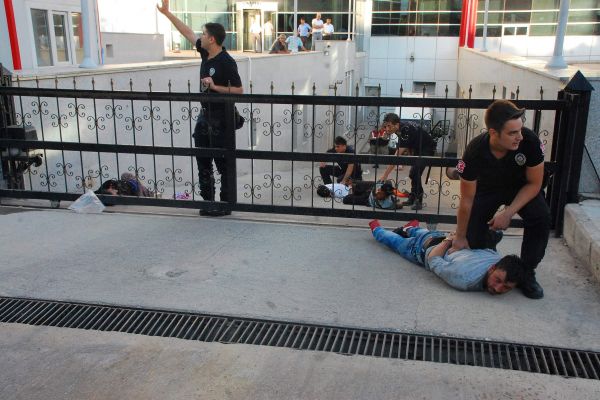 Adliye savaş alanına döndü: 4 yaralı, 30 gözaltı