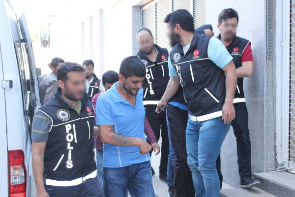 Adliyeye sevk edilen uyuşturucu tacirleri gazetecilere saldırdı