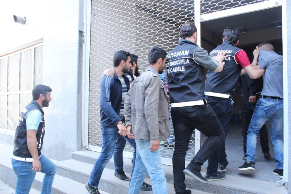 Adliyeye sevk edilen uyuşturucu tacirleri tutuklandı