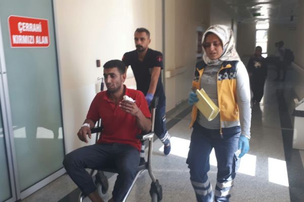 Ağacı keserken elini kesti