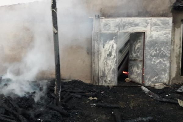 Ahır yangını paniğe neden oldu