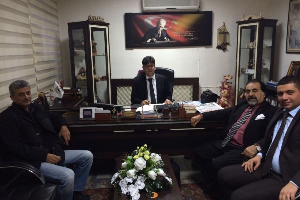 AK PARTİ ADAY ADAYI ÖNER, MESLEKTAŞLARIYLA KUCAKLAŞIYOR