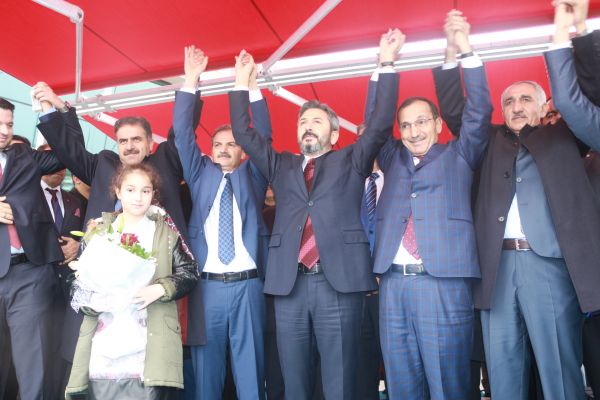AK Parti belediye başkan adayına miting havasında karşılama