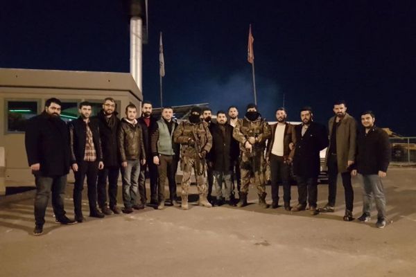 AK Parti gençliği nöbet tutan polisleri yalnız bırakmadı