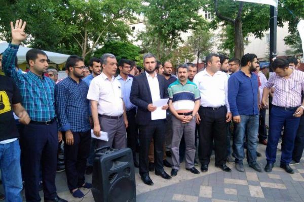 AK PARTİ GENÇLİK KOLLARI MURSİ KARARINA TEPKİ GÖSTERDİ