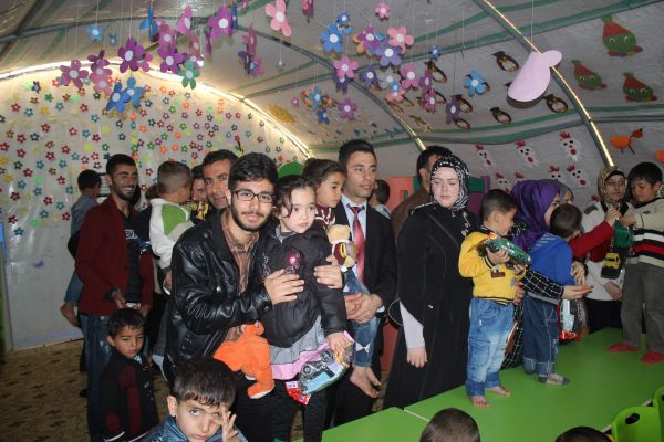 AK PARTİ TEŞKİLATINDAN SURİYELİ ÇOCUKLARA OYUNCAK