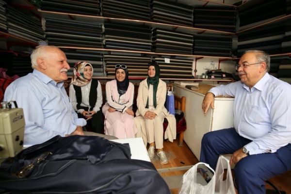 AK Parti üyeleri ve Başkan Kutlu’dan Yaşlılar Günü kutlaması