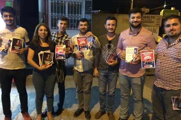 AK Parti ve CHP'li gençler birbirini mitinge davet etti