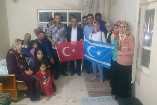 Ak Partili Gençler Iraklı Aileye Yardım Eli Uzattı