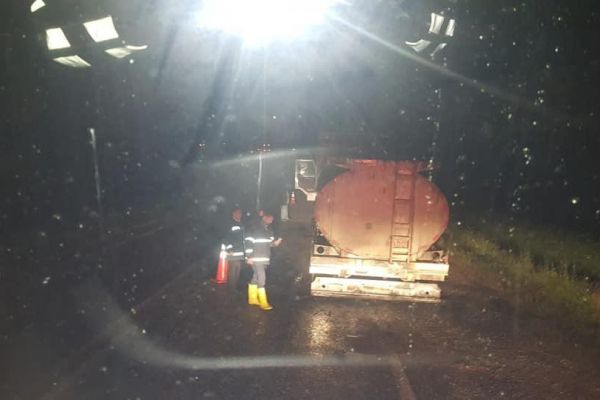 Akaryakıt tankeri alev aldı faciadan dönüldü