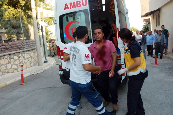 Alay komutanlığı önünde sopalı, levyeli kavga: 3 yaralı