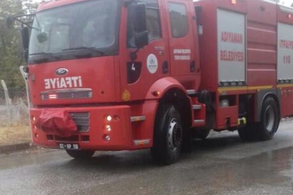 Alev alan elektrik kabloları paniğe neden oldu