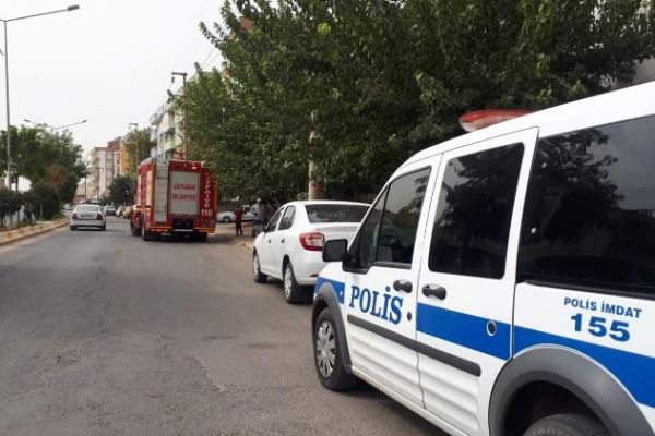 Alev alan elektrik kablolarını itfaiye ekipleri söndürdü