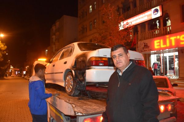 Alev alan otomobil güvenlikçi tarafından söndürüldü