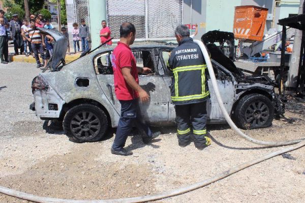 Alev alan park halindeki otomobil kül oldu