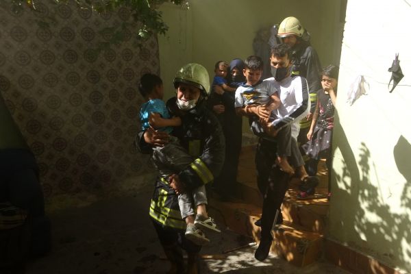 Alevlerin arasına atlayan genç 5 çocuğu kurtardı