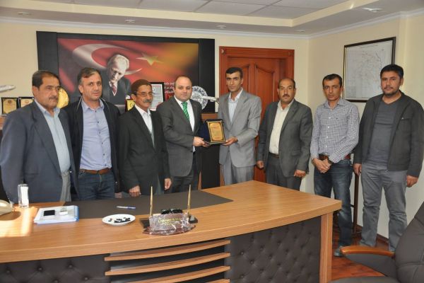 Alişar Köyü muhtarından Kaymakam Kaya’ya plaket
