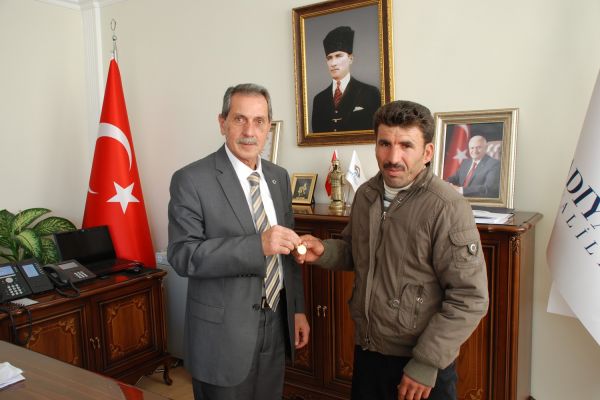 Altın bulan Suriyeli vatandaş Vali tarafından ödüllendirildi