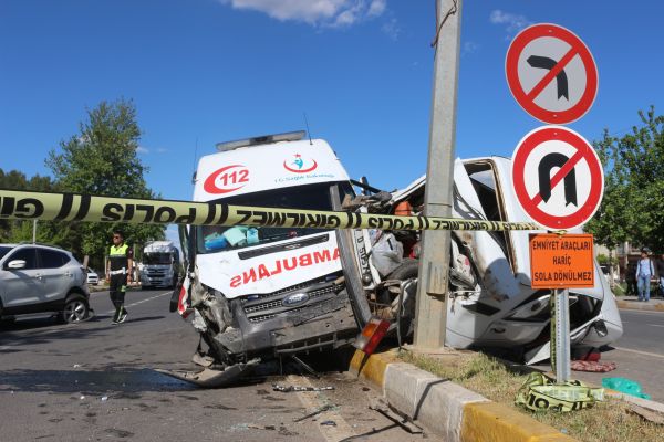 Ambulans ile 2 otomobil çarpıştı: 3'ü sağlık görevlisi 5 yaralı
