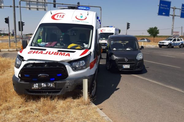 Ambulans ile hafif ticari araç çarpıştı: 2 yaralı