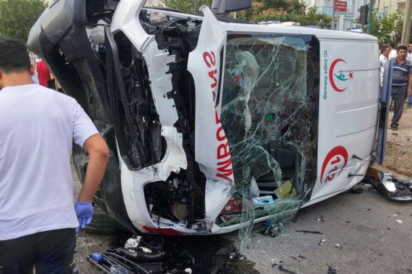 Ambulans ile hafif ticari araç çarpıştı: 7 yaralı