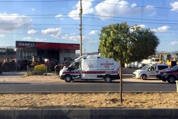Ambulans ile kamyon çarpıştı: 3 yaralı