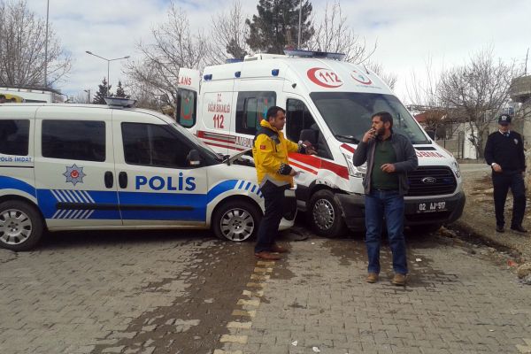 Ambulans İle Polis Aracı Çarpıştı