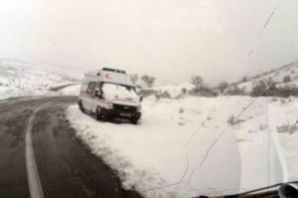 Ambulans Yolda Mahsur Kaldı