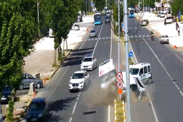 Ambulansın karıştığı zincirleme kaza KGS kameralarına yansıdı