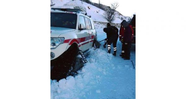 Ambulansın paleti kırılınca mahsur kaldılar