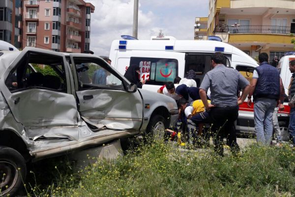 Ambulansla Otomobil Çarpıştı: 3 Yaralı