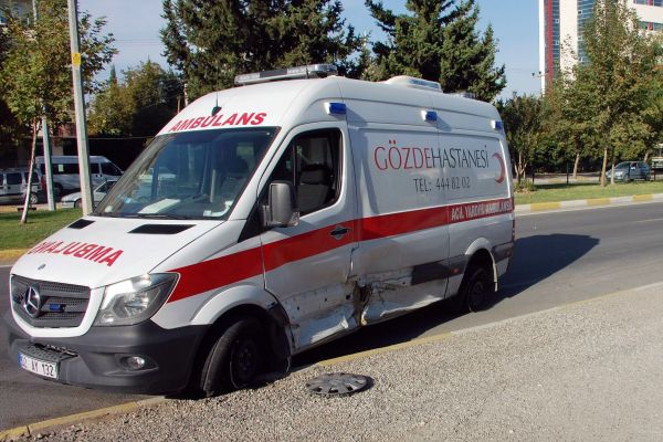 Ambulansla Otomobil Çarpıştı