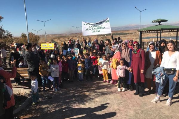 Anaokulu öğrencileri ağaç dikti