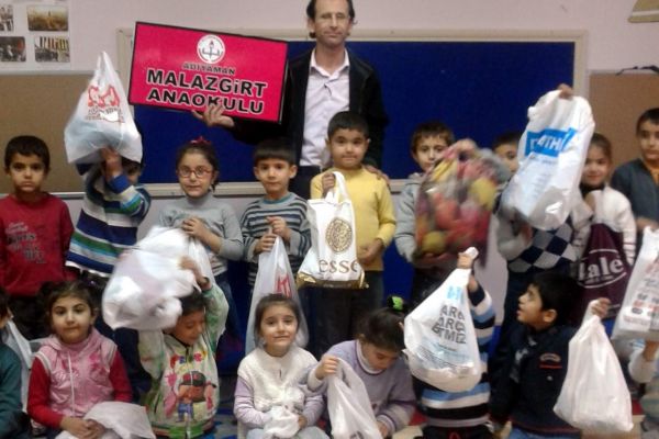 Anaokulu Öğrencilerine Kıyafet Ve Oyuncak Yardımı Yapıldı