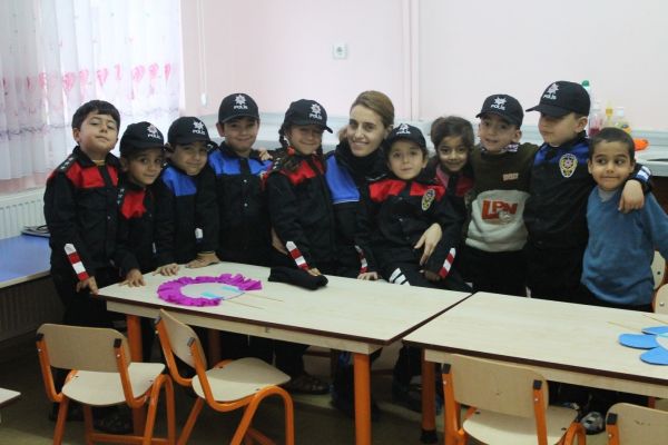 Anaokulu Öğrencilerine Yastık Dağıtıldı