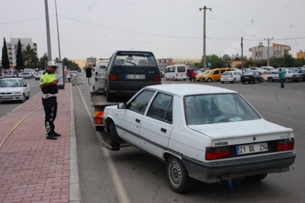 Araçlar Çekiciyle Kaldırılıyor