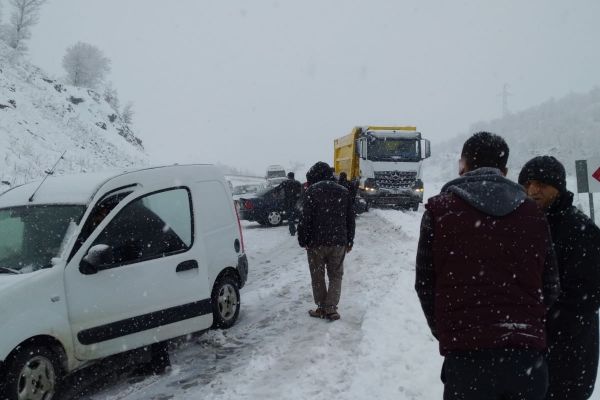Araçlar karlı yolda mahsur kaldı