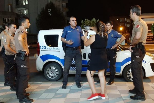 Araçların önüne atlayan alkollü kadın gözaltında