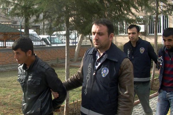 Aranan 2 şahıs, pusuya yatan polislerin kovalamacası ile yakalandı