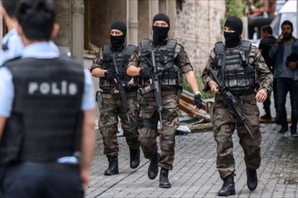 Aranan şahıslar polisten kaçamıyor