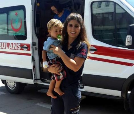 Arının soktuğu çocuk hastaneye kaldırıldı