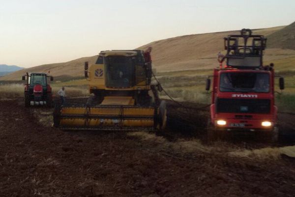 Arpa tarlasında hasat yapılırken yangın çıktı