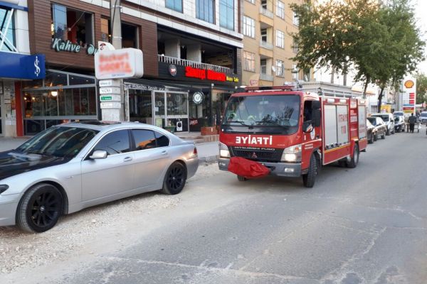 Asansörde mahsur kalan 2 kişi kurtarıldı